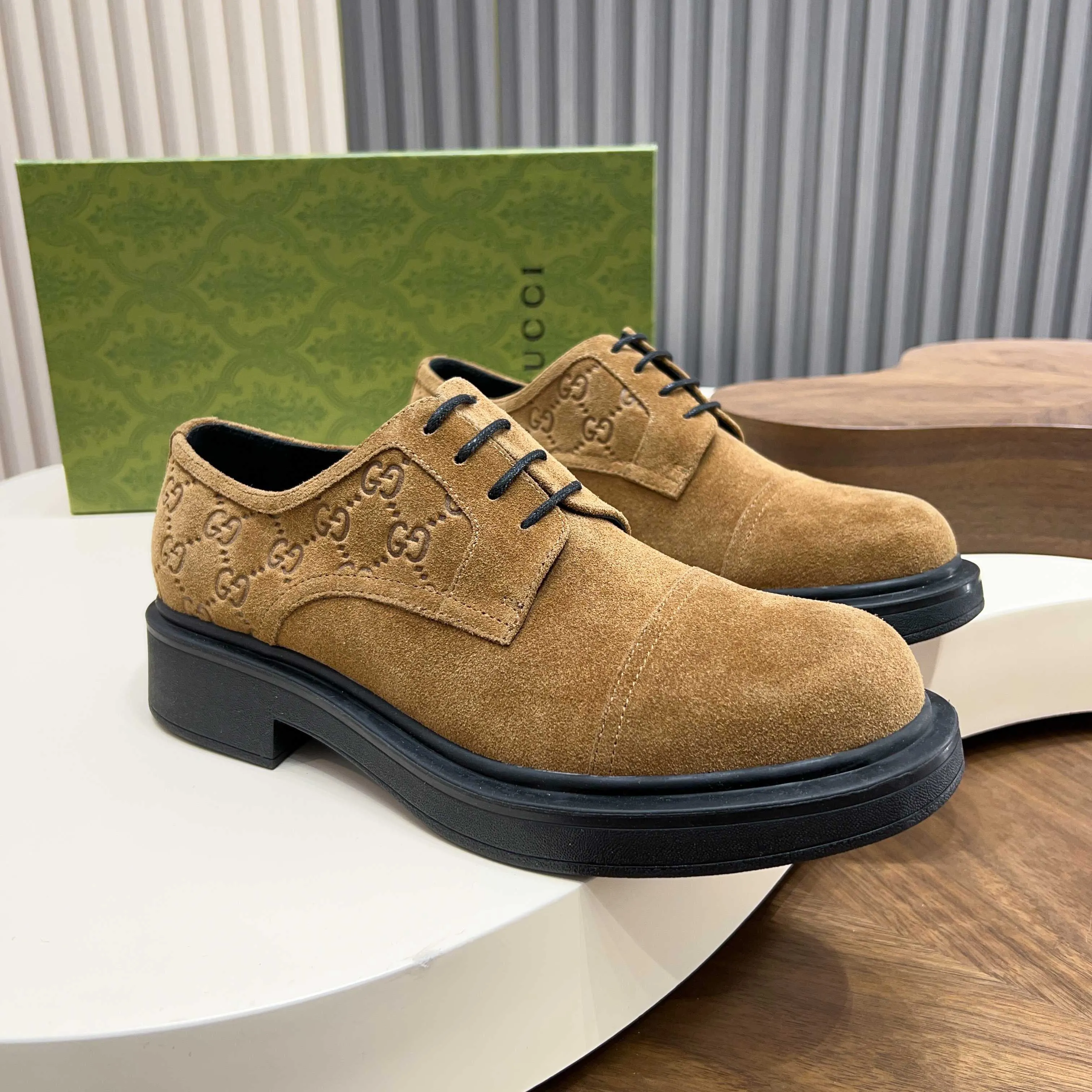 💰780 Gucci/Gucci new men’s lace-up shoes with GG details, matte cow leather derby shoes! The design of this men's lace-up shoe is rooted in the brand's heritage. Crafted from premium waxed cow leather, it is embellished with GG printed embossed suede leather details, a nod to Gucci's iconic monogram. The rubber sole decorated with GG pattern adds a touch of modern fashion to this design. Typical three-joint style design. European and American classic version, full calfskin lining. The overall upper texture is soft and the lining is comfortable and breathable. 2CM thickened soft rubber sole, easy to control. Versatile and stylish upper foot, multiple colors available to meet different matching needs, complete package! Size: 39-40-41-42-43-44 leather shoe size (38.45.46 can be customized)
